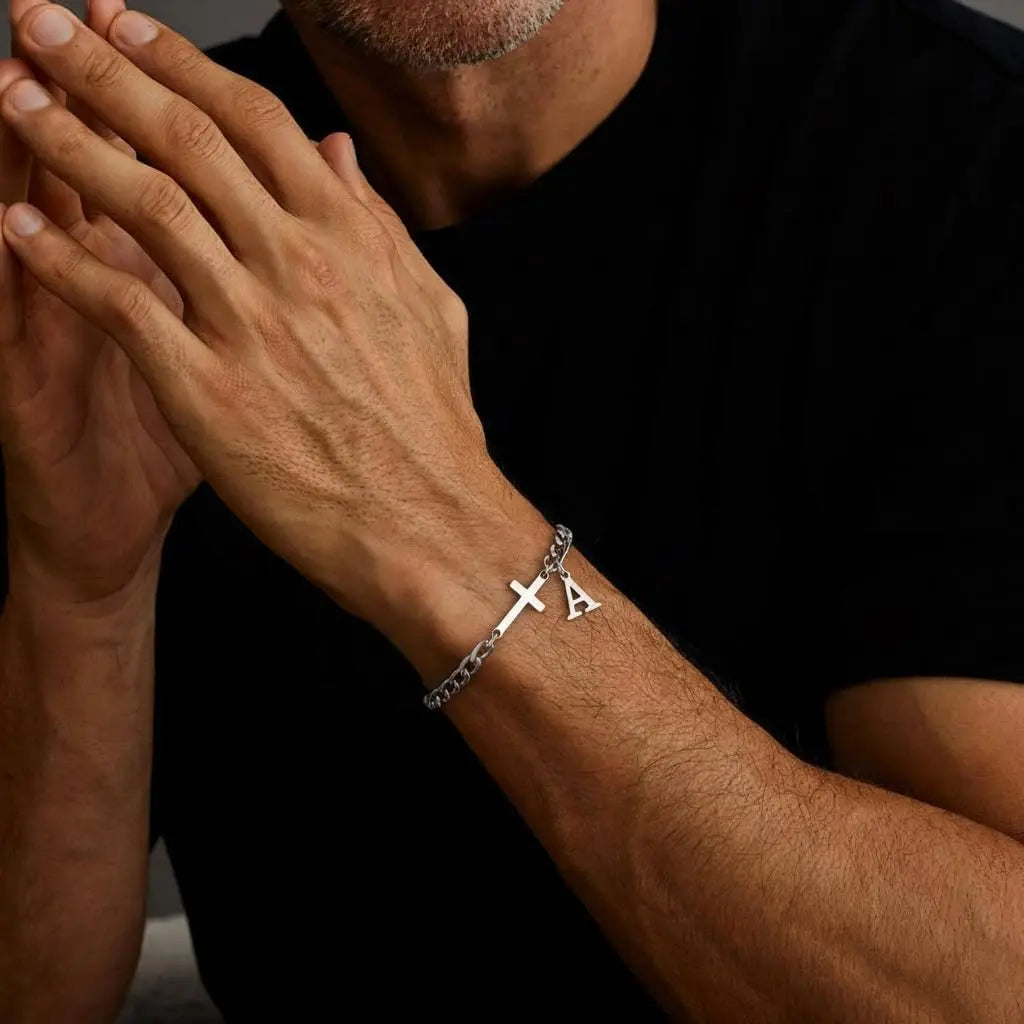Herren Armband mit Kreuz & personalisiertem Buchstaben – Edelstahl
