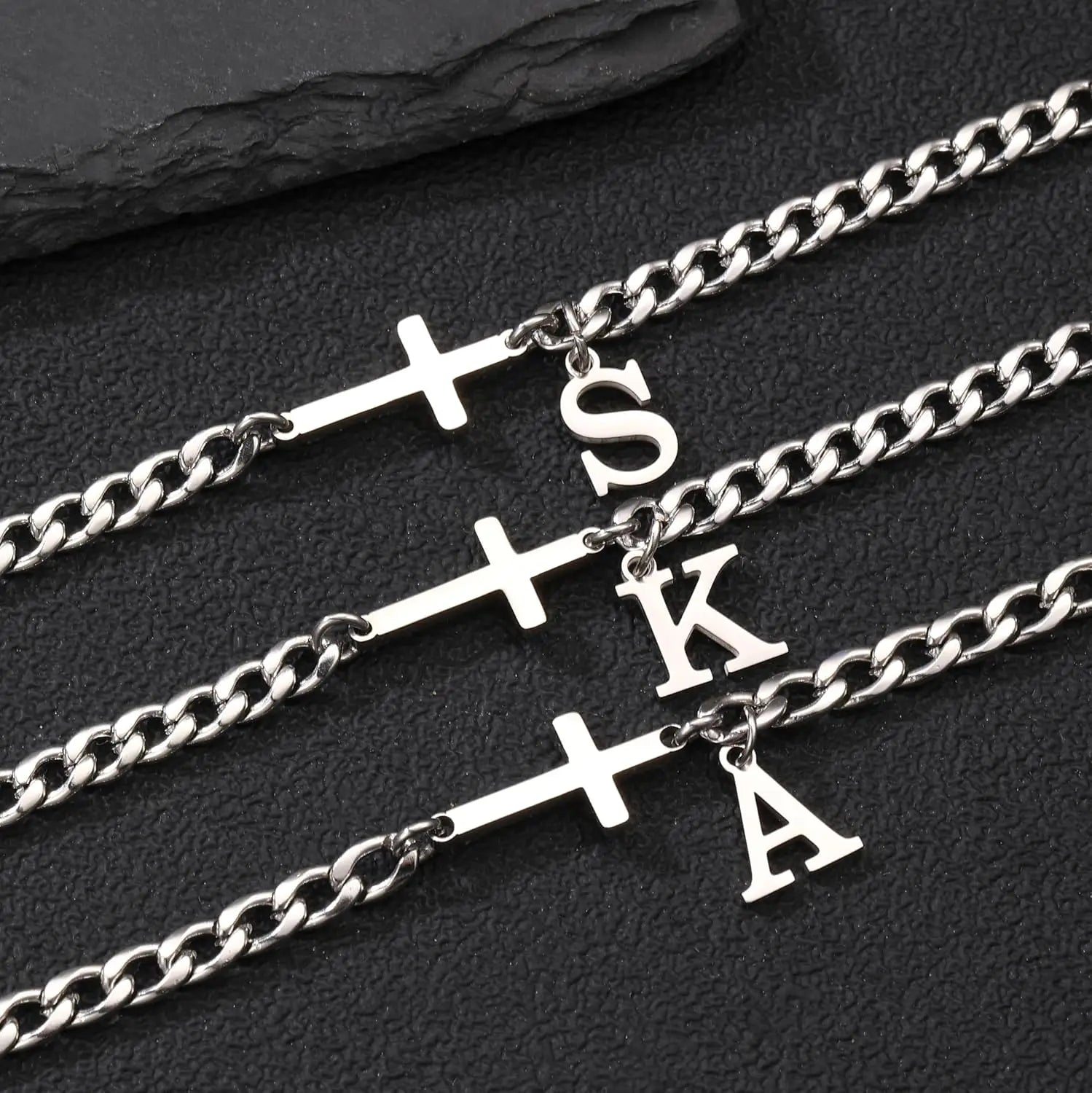 Herren Armband mit Kreuz & personalisiertem Buchstaben – Edelstahl