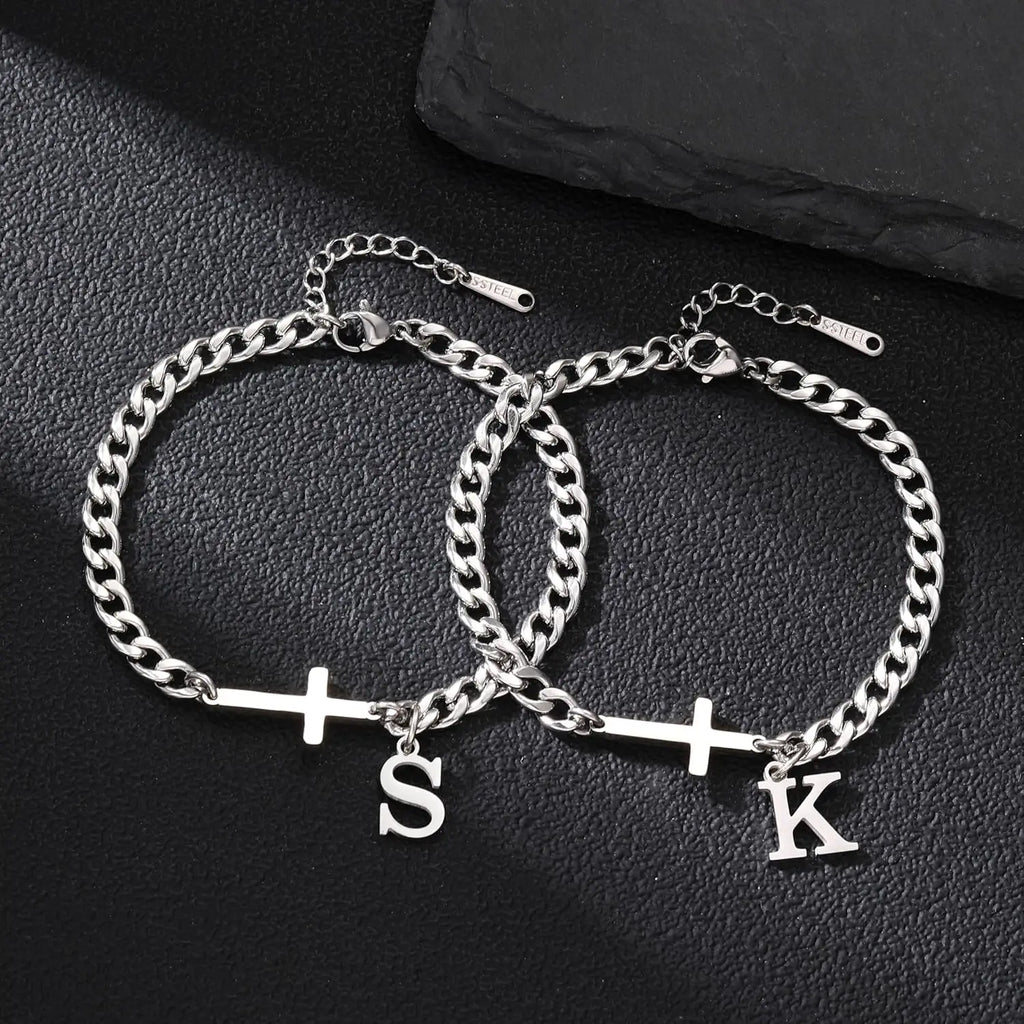Herren Armband mit Kreuz & personalisiertem Buchstaben – Edelstahl