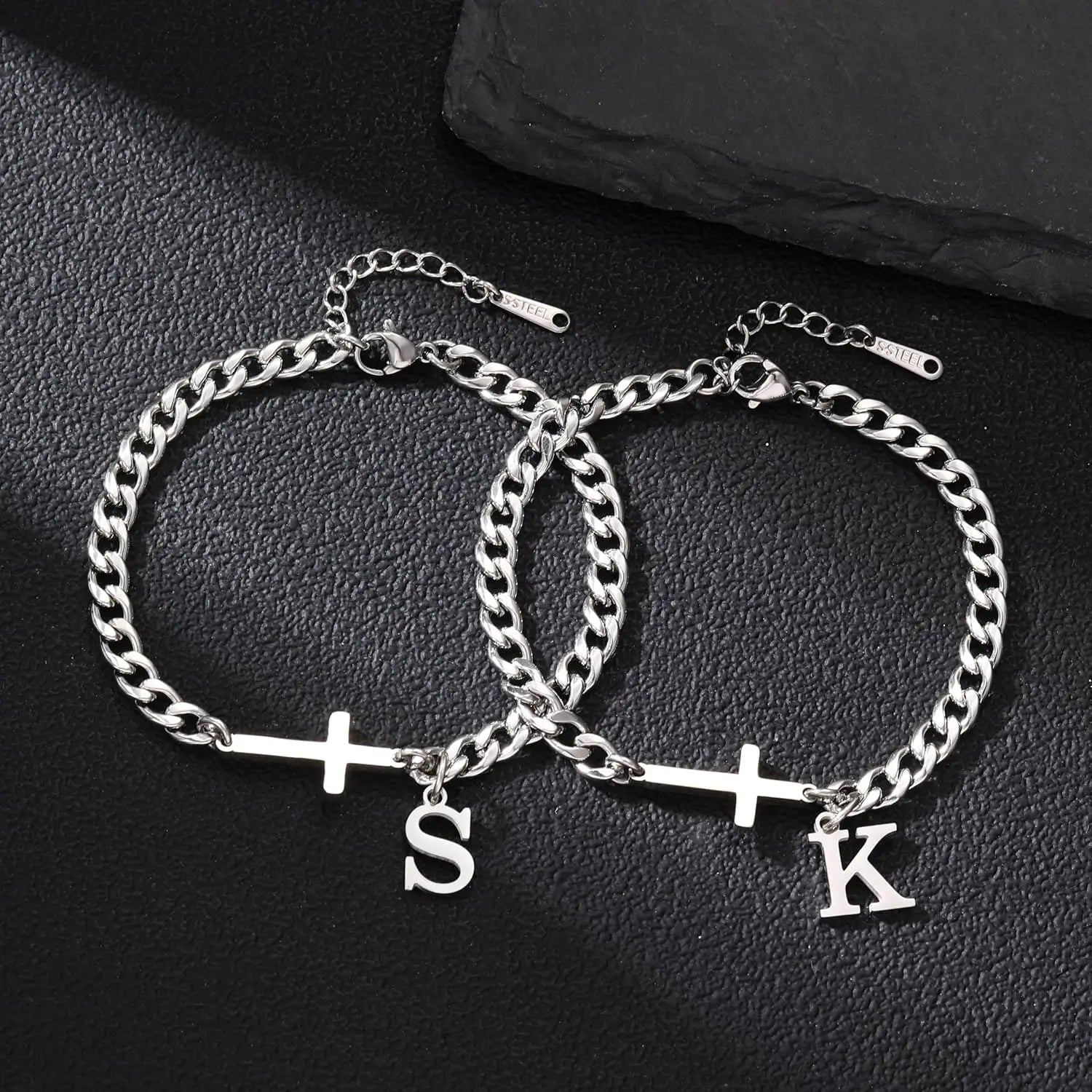 Herren Armband mit Kreuz & personalisiertem Buchstaben – Edelstahl