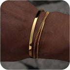 Herren-Armband-Set in Gold am Handgelenk